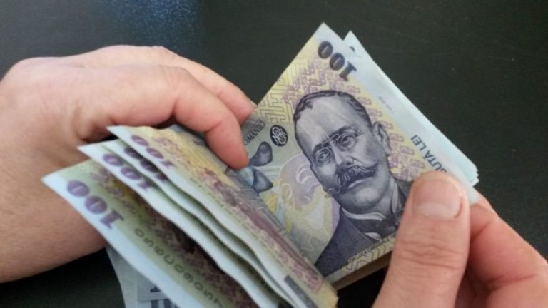 Crește salariul minim brut pe țară pentru cei fără studii superioare. Cât va fi acesta de la anul
