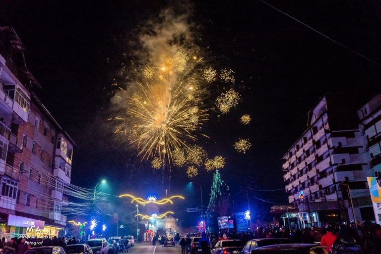 Foc de artificii în centrul orașului Pucioasa în noaptea de Revelion
