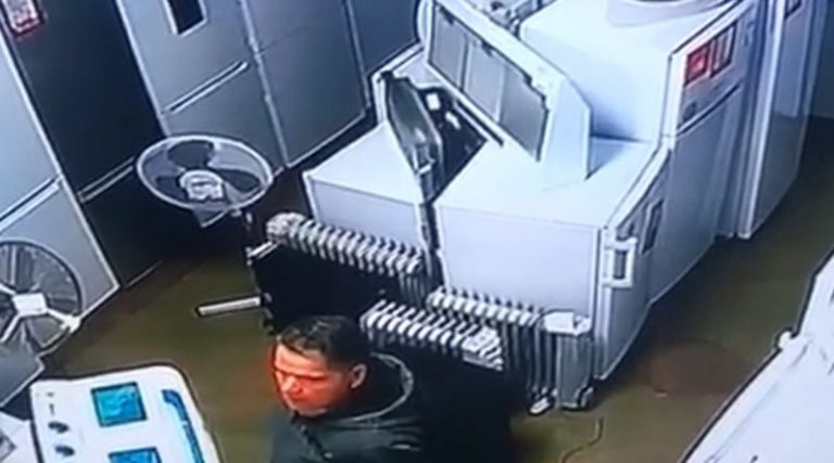 Lovitură dată într-un magazin din Găești! Un bărbat a furat un laptop în amiaza mare