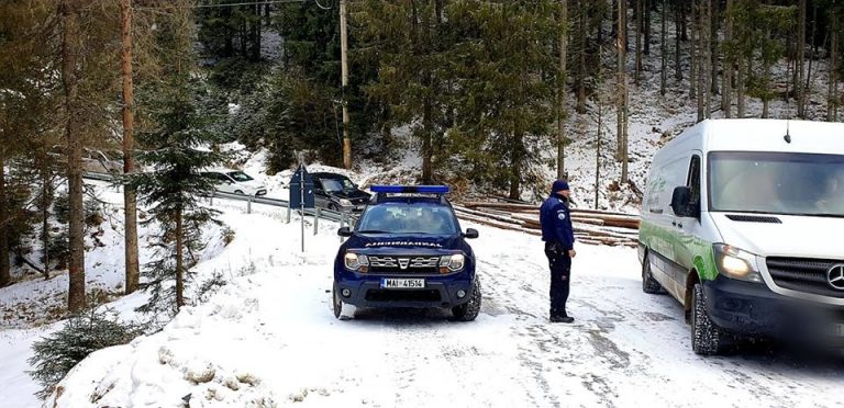 40 de turiști au fost ajutați de jandarmii montani de la Postul Peștera. Nu au mai putut continua drumul din cauza gheții