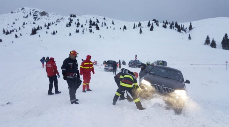 Trei copii și părinții lor au avut nevoie de ajutor după ce mașina în care se aflau a derapat pe un drum din Munții Bucegi