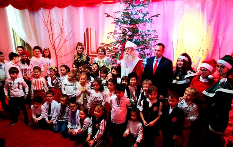 Peste 6500 cadouri, pregătite de Moș Crăciun pentru micii colindători de la Primăria Târgoviște