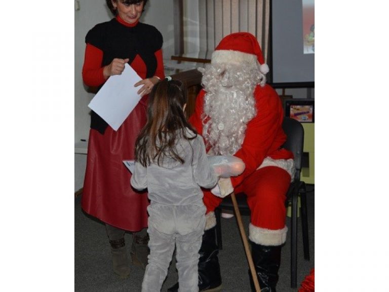 Moș Crăciun a oferit cadouri copiilor la Muzeul Poliției Române din Târgoviște