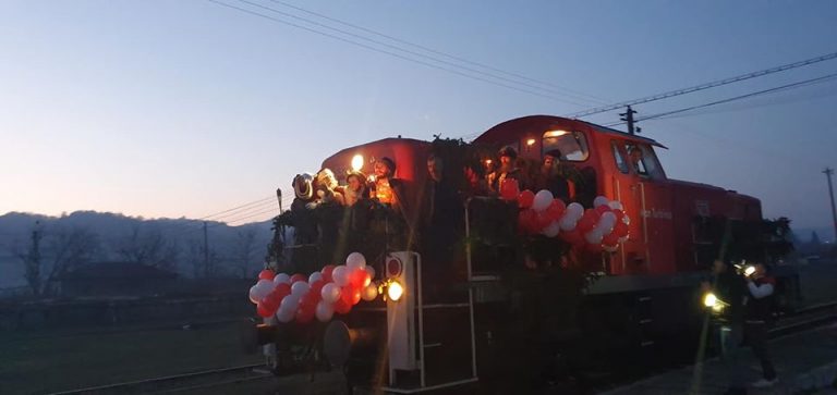 Moș Crăciun a ajuns și la Pucioasa. El a venit cu trenul și a adus bucurie pentru mii de copii
