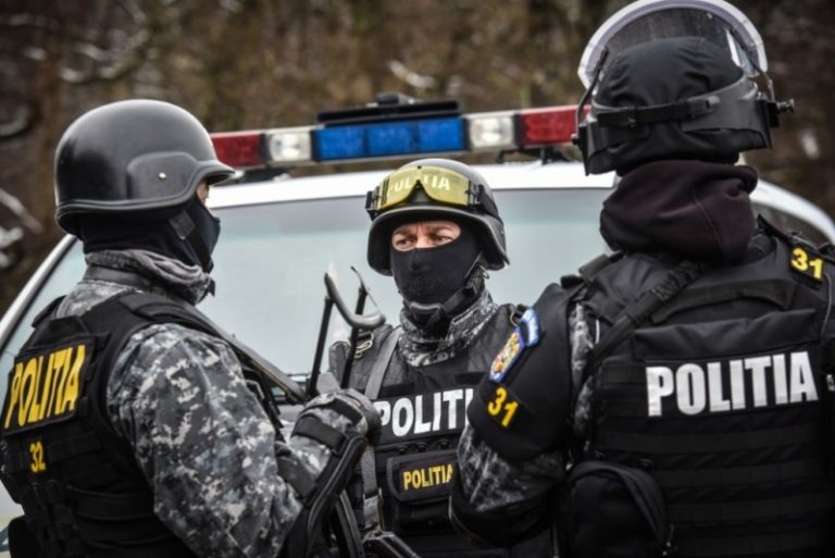 Percheziții la persoane din Dâmbovița bănuite de operațiuni ilegale cu droguri. Au fost puse în aplicare 74 de mandate de aducere