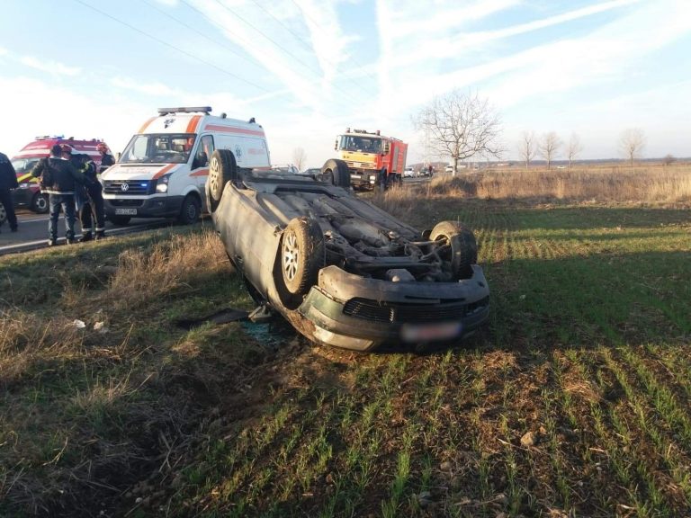 Accident grav, cu trei victime, la Ilfoveni. O mașină s-a răsturnat în afara părții carosabile
