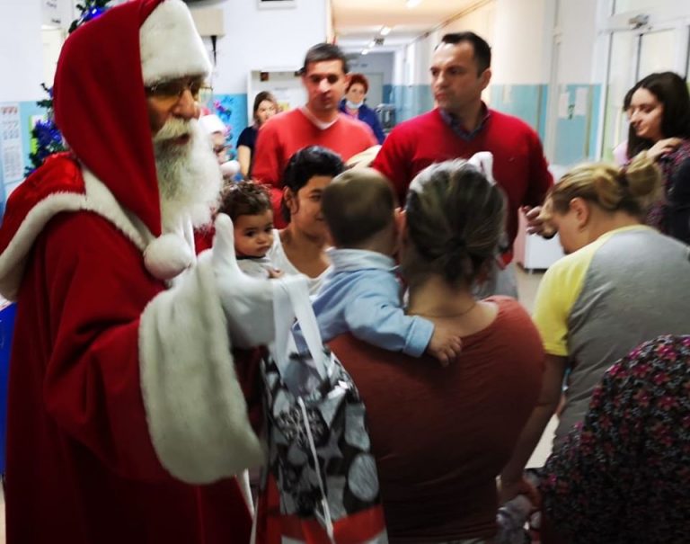 Moș Crăciun a ajuns la micuții bolnăviori internați la Spitalul Județean Târgoviște