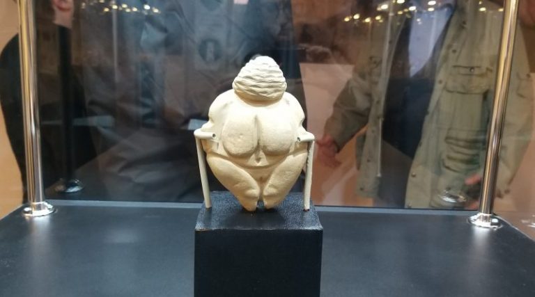 Prima statuetă de tip Venus din România, veche de 17 000 de ani, a fost expusă la Muzeul Evoluției Omului și Tehnologiei din Târgoviște