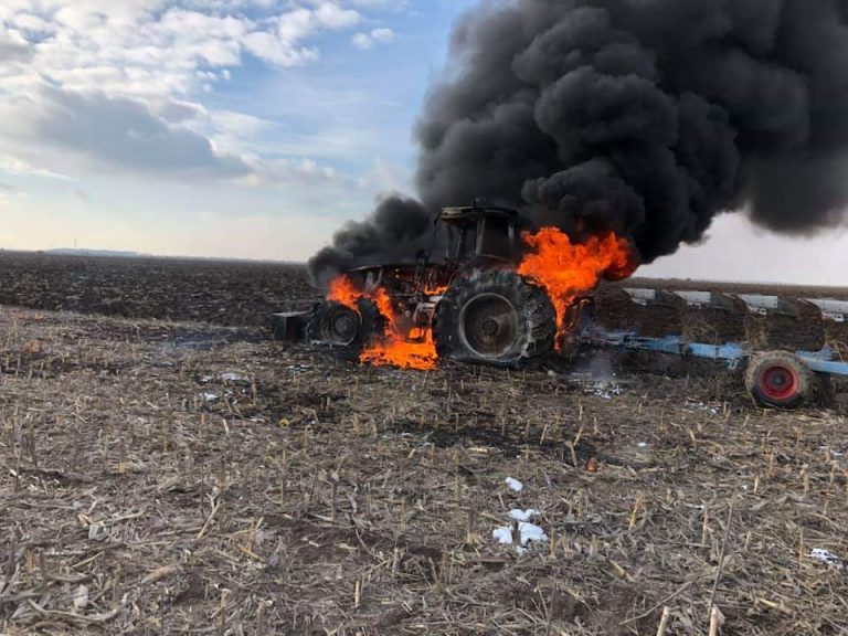 Tractorul unui primar din Dâmbovița a fost mistuit de flăcări.  “A luat foc în brazdă. Nu s-a putut recupera nimic”