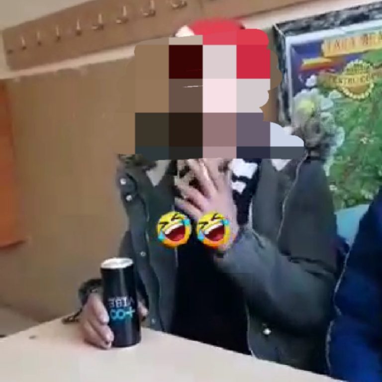 Un elev dintr-o școală din Dâmbovița, suprins într-o sală de curs în timp ce fuma pe rupte