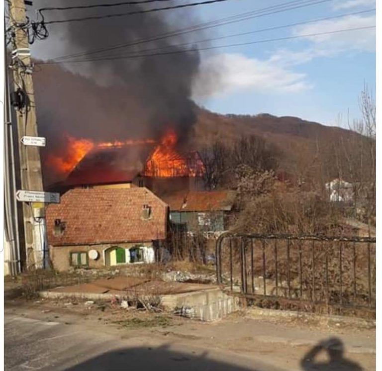 Incendiu puternic în Dâmbovița. O casa a fost cuprinsă de flăcari