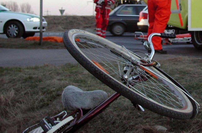Accident rutier în orașul Târgoviște. O femeie care se deplasa cu bicicleta, acroșată de un autoturism