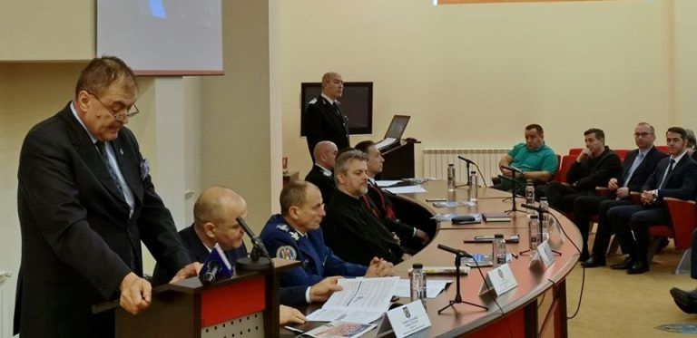 Prefectul Dâmboviței, Aurelian Popa, supărat pe primari și pe reprezentații Inspectoratului Școlar că au absentat de la raportul de activitate al ISU Dâmbovița. “Poate e cazul să dăm mai multe amenzi”