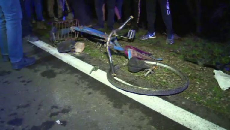 Accident violent la Corbii Mari. Un biciclist a fost spulberat de un autoturism