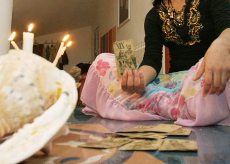 Bătrână din Dâmbovița, înșelată de o ghicitoare. Femeia a fost păgubită de 4 000 de lei