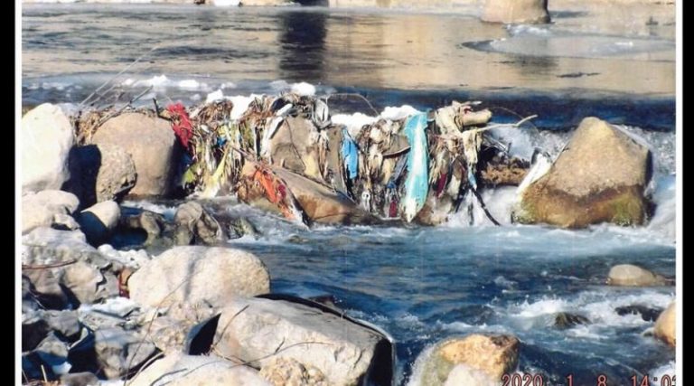 Peisaj dezolant! Cursul râului Ialomița, sufocat de tone de gunoaie în nordul județului Dâmbovița. Este pusă în pericol alimentarea cu apă a mai multor localități