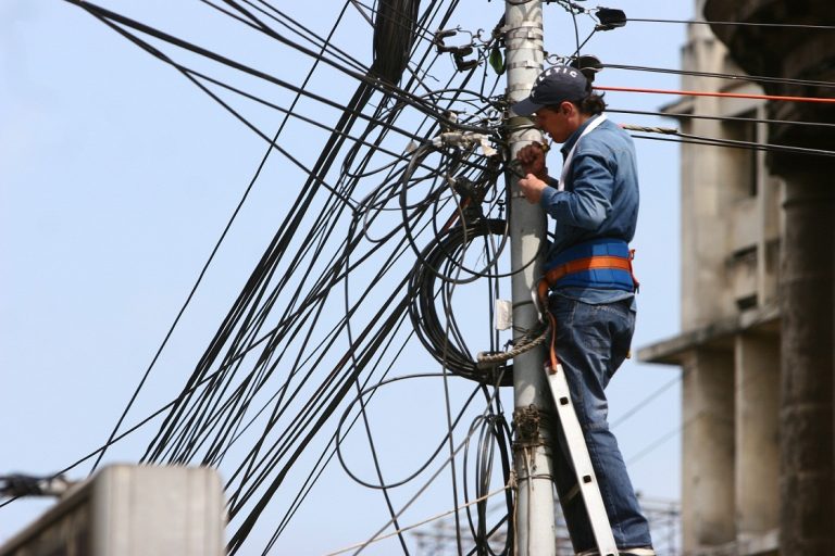 Polițiștii au dat iama în hoții de curent din Costeștii din Vale