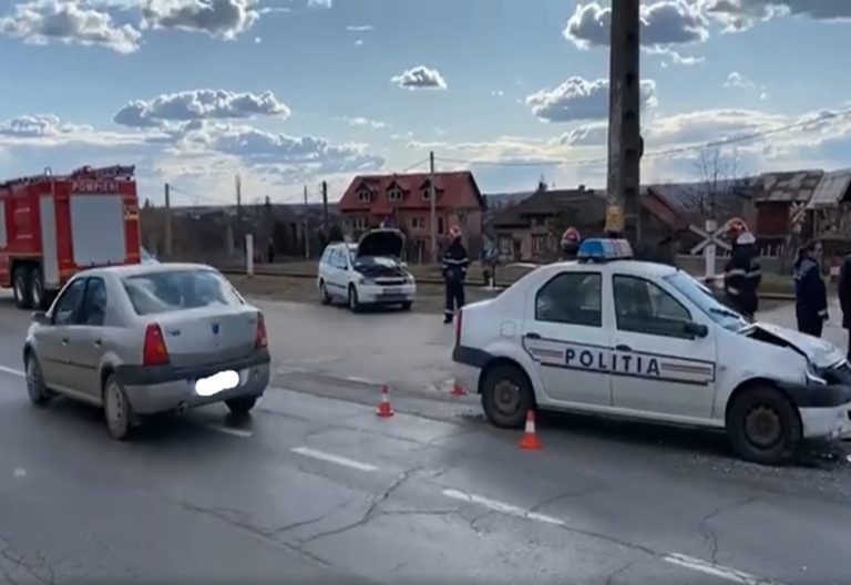 Accident la Doicesti. Autospecială a Poliției a fost lovită de o altă mașină. O persoană a ajuns la spital