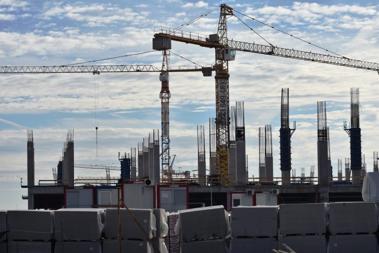 Lucrările la noul parc din zona viitorului mall de la Târgoviște avansează. Se profită de vremea bună