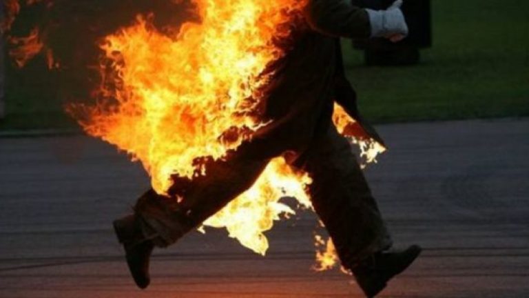 Gest extrem al unui bărbat din Găești. Și-a dat foc în plină stradă