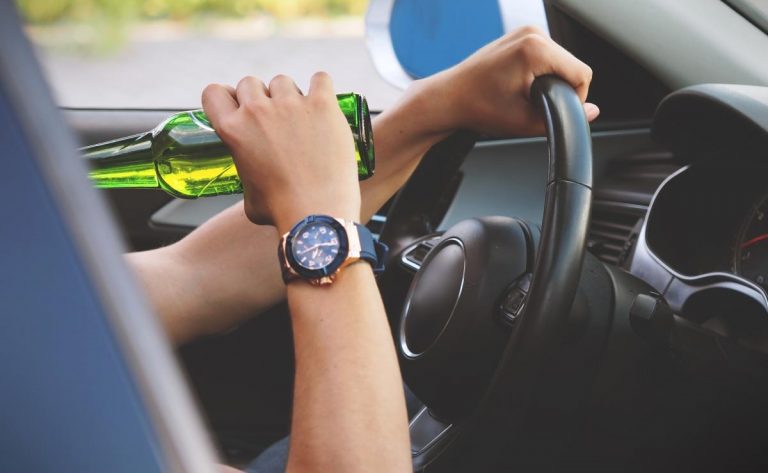 Dosare penale pentru doi șoferi, prinși beți la volan