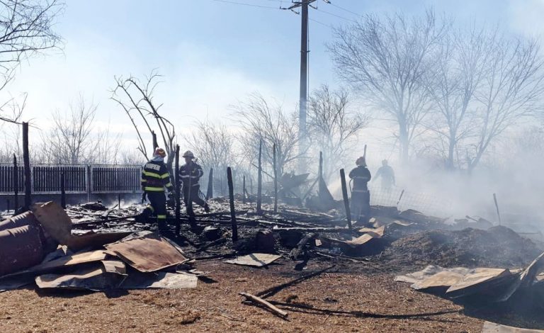 Incendiu puternic la o fermă din Perșinari. Pentru lichidarea flăcărilor au intervenit pompierii din Târgoviște și Titu
