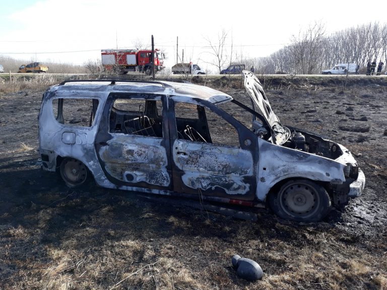 O mașină a fost cuprinsă de flăcări la Băleni