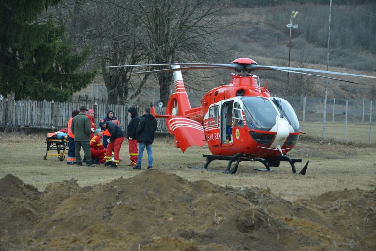 Dâmbovița: Un biciclist a fost lovit violent de o mașină de curierat. Victima a fost transportată cu elicopterul la spitalul Floreasca din București