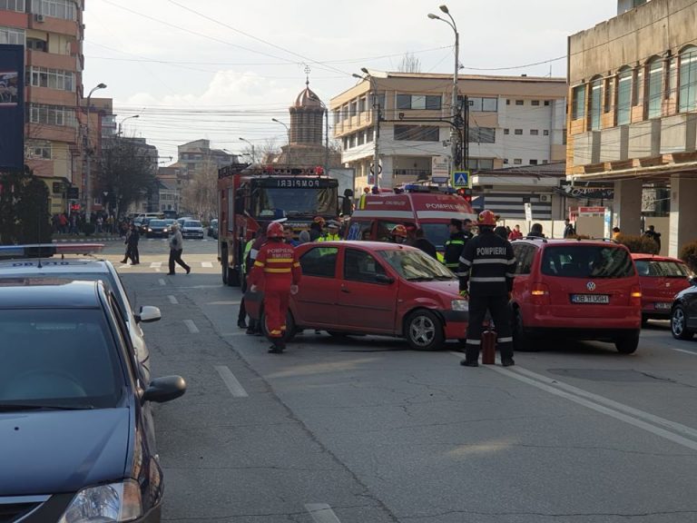 Accident violent în centrul municipiului Târgoviște. Trei mașini implicate și o persoană rănită