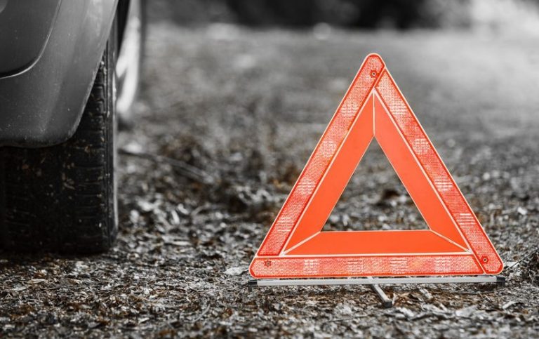 Accident rutier la Crevedia. Cinci persoane au fost rănite după ce un autoturism a fost lovit de un TIR