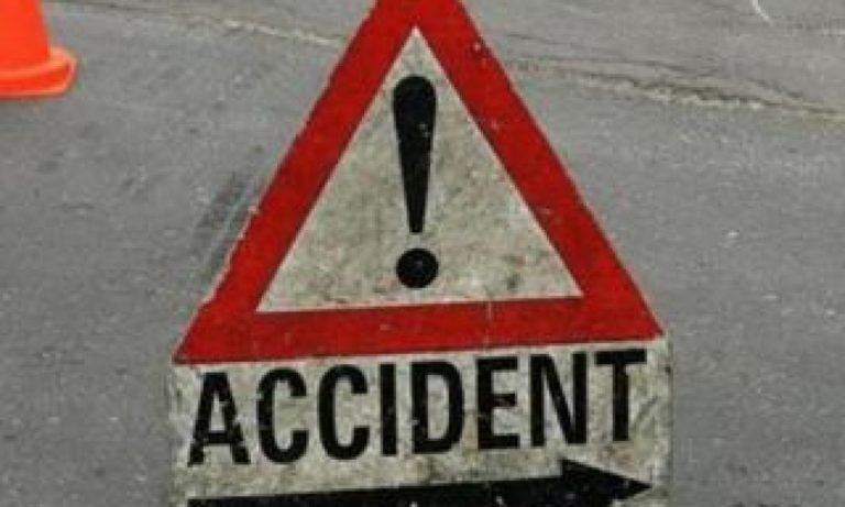 Impact violent  între două TIR-uri pe DN 1 A. Unul dintre șoferi a fost descarcerat de pompieri