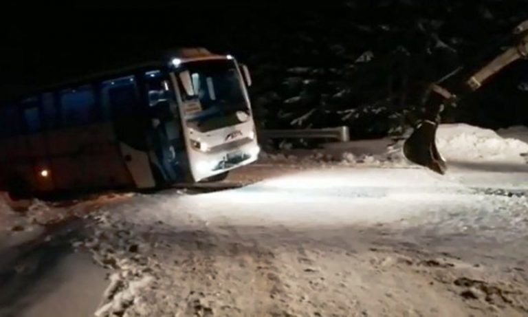 18 turiști din Botoșani au rămas blocați cu autocarul în Munții Bucegi. Intervenție de urgență a jandarmilor montani