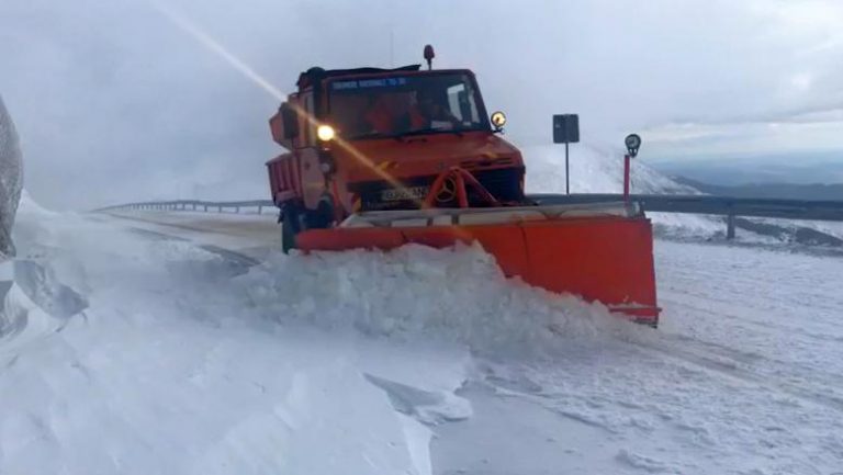 Utilajele de deszăpezire acționează pe drumurile montane dâmbovițene. Recomandări pentru cei care vor să petreacă week-end-ul la munte