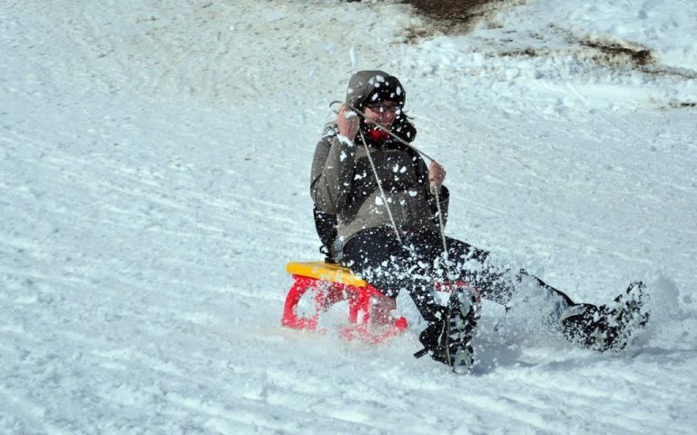 O turistă din Hunedoara s-a accidentat grav în Munții Bucegi, după ce s-a răsturnat cu sania