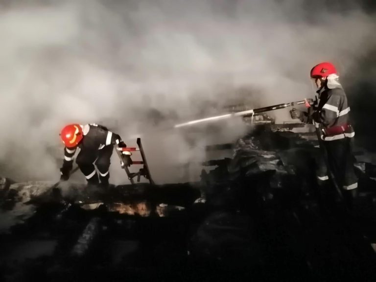 Incendiu violent  la o casă din Dragomirești. Au intervenit pompierii Detașamentului Târgoviște