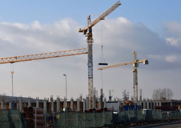 Scandal pe șantierul unde se construiește Dambovița Mall. Un bărbat a ajuns în stare gravă la spital