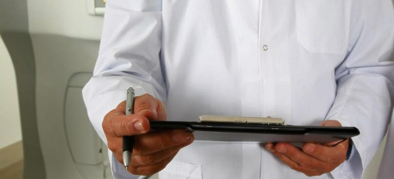 Medicul ginecolog de la Spitalul Târgoviște, prins luând mită, plasat în arest la domiciliu