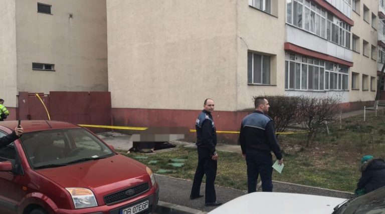 Femeia care s-a aruncat în gol de la etajul 10 a fost identificată de polițiști. Avea probleme psihice