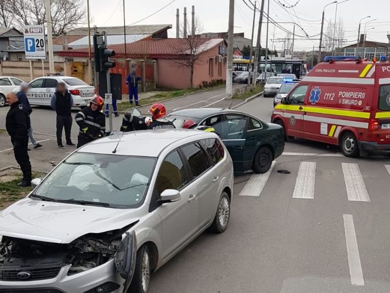 Târgoviște: Coliziune între două autoturisme în apropierea unei treceri de pietoni. O persoană a fost rănită