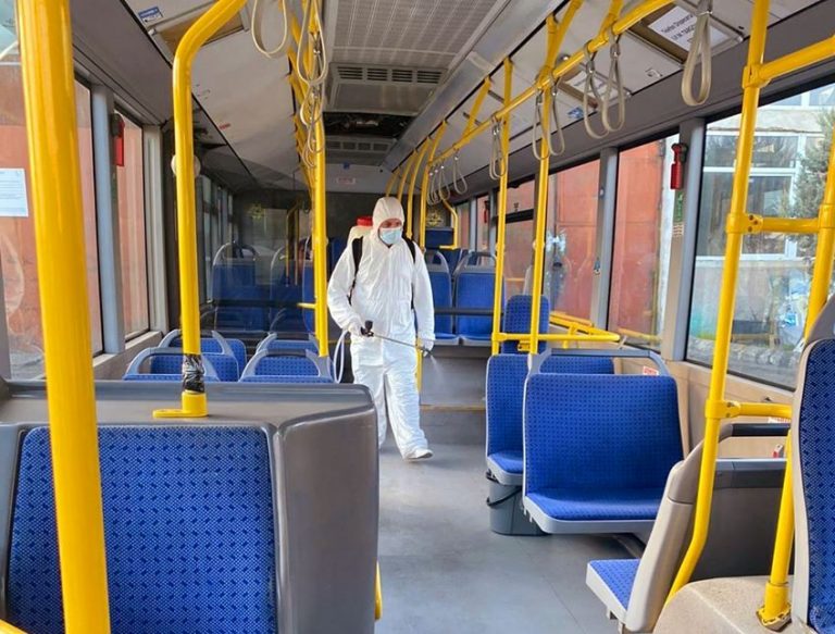 Măsuri de combatere a epidemiei COVID-19. Autobuzele și microbuzele de la SC Servicii Publice Municipale Târgoviște, dezinfectate din nou