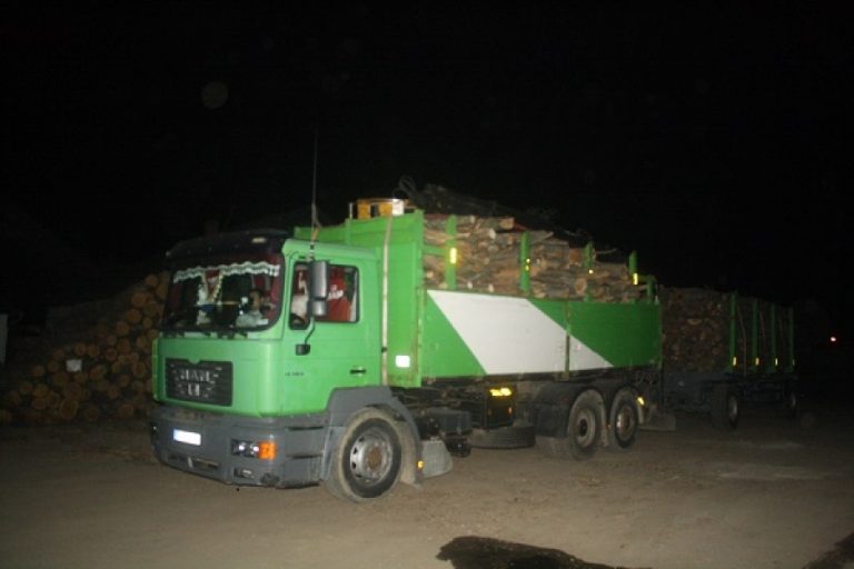 Accident mortal în comuna Mănești. Un bărbat a fost izbit în plin de un autovehicul care transporta lemne