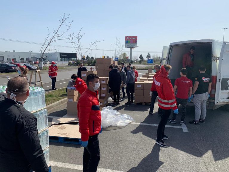 COVID-19. Crucea Roșie Dâmbovița distribuie apă și alimente în comunele Corbii Mari și Cojasca
