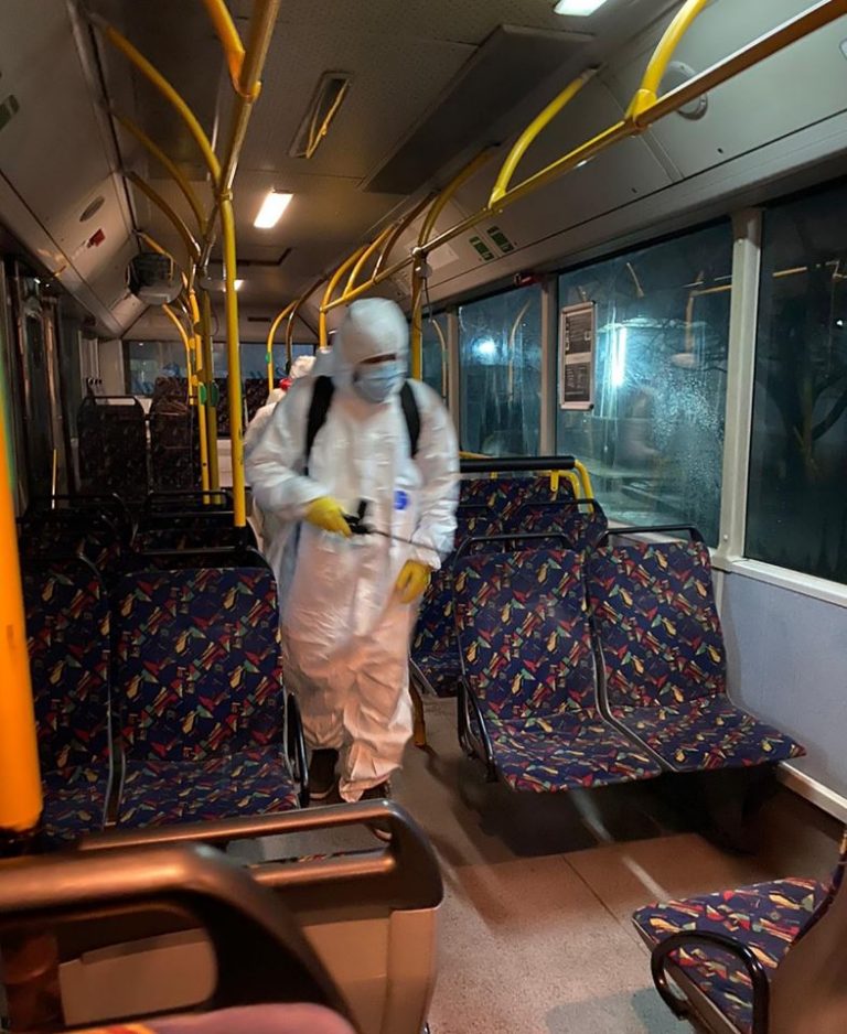 Autobuzele și microbuzele de la Servicii Publice Municipale Târgoviște, dezinfectate în vederea combaterii efectelor COVID – 19