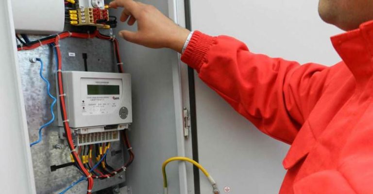 Zece dosare penale pentru furt de energie electrică în localitatea Iedera