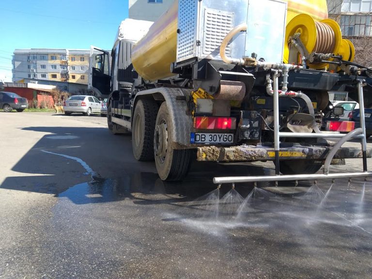 Și la Găești a început dezinfectarea străzilor și a locurilor publice, ca măsură de combatere a răspândirii Covid19