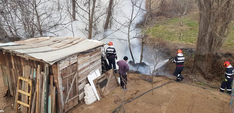Incendiu de vegetație în municipiul Târgoviște. Pompierii au lichidat flăcările care se extindeau la trei garaje