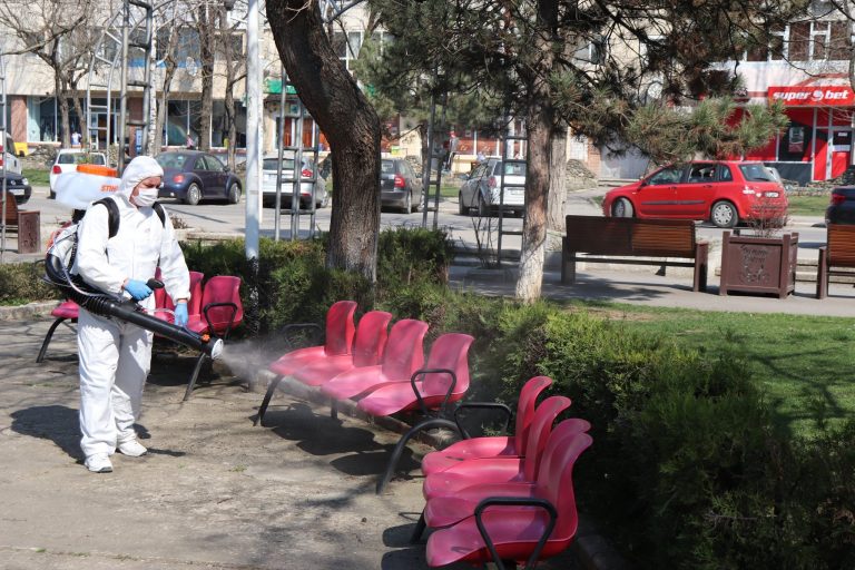 Și la Moreni se dezinfectează cu biocid spațiile publice pentru a preveni răspândirea Covid19