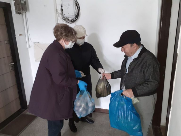 COVID-19. Și la Moreni, echipe ale primăriei merg cu alimente la cei peste 65 ani