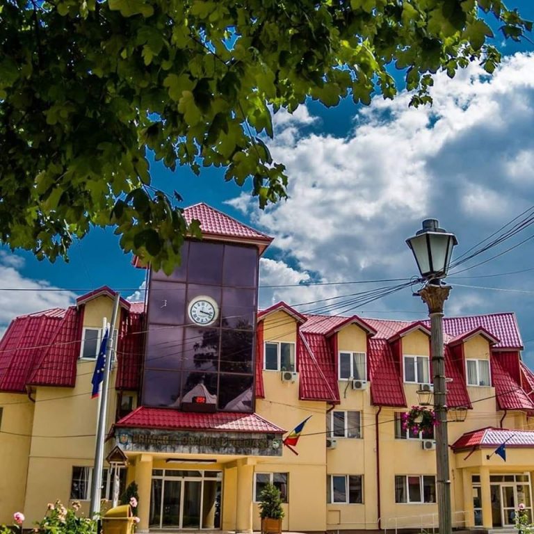 Covid19. Mobilizare la Pucioasa: Angajații Primăriei vor ajuta non stop DSP, iar pe străzi – mesaj vocal cu recomandarea STAȚI ACASĂ!