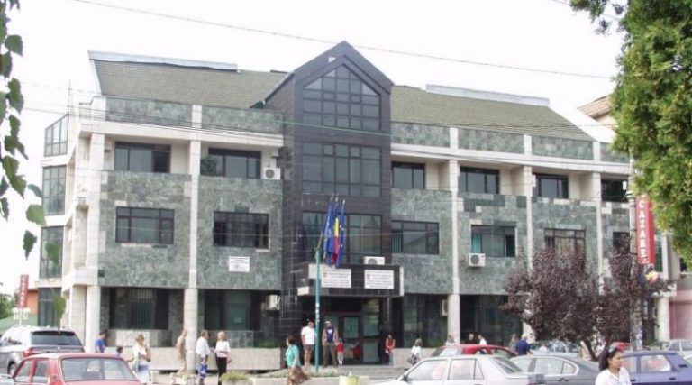 Se încalcă regulile privind epidemia COVID – 19! Numeroși dâmbovițeni care trebuiau să se afle în izolare la domiciliu s-au prezentat la ghișeele S.P.C.R.P.C.I.V.